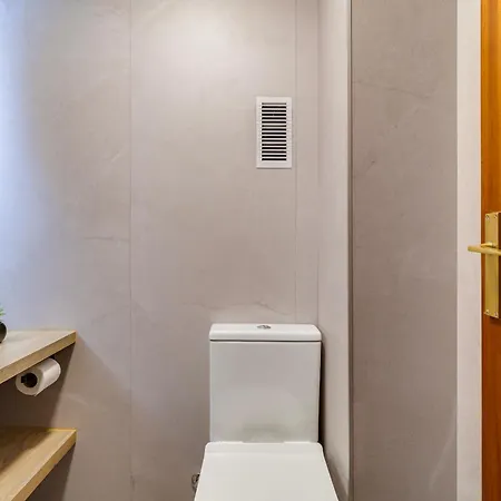 Spacious 4 Bedroom Fira Bcn & Camp Nou Apartment