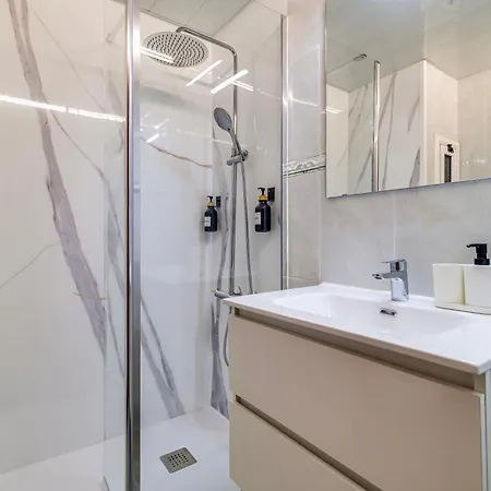 Apartment Spacious 4 Bedroom Fira Bcn & Camp Nou
