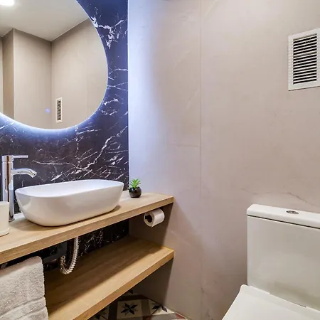 Spacious 4 Bedroom Fira Bcn & Camp Nou Apartment Barcelona