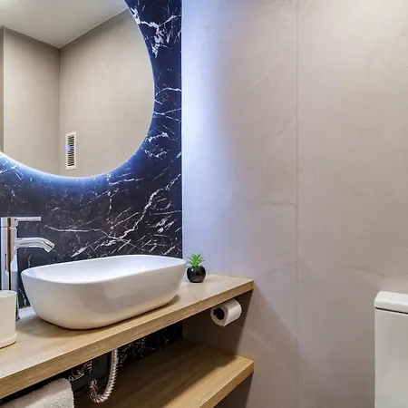 Spacious 4 Bedroom Fira Bcn & Camp Nou *