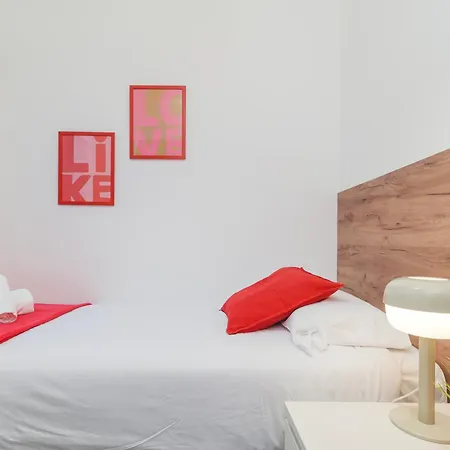 Spacious 4 Bedroom Fira Bcn & Camp Nou Barcelona