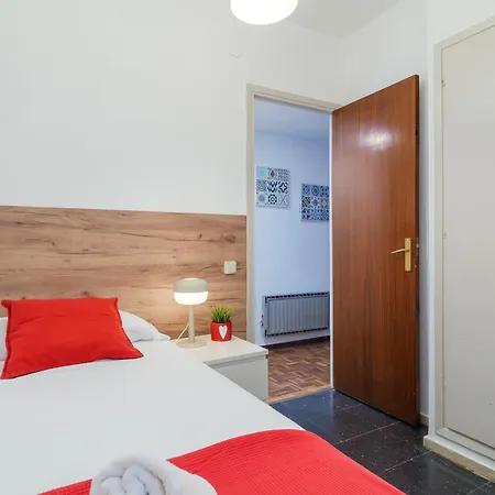 Spacious 4 Bedroom Fira Bcn & Camp Nou * Barcelona