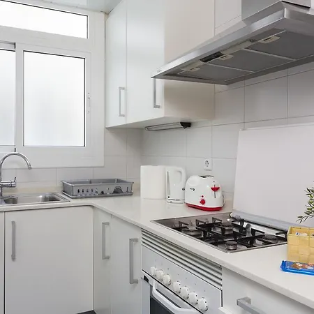 Spacious 4 Bedroom Fira Bcn & Camp Nou Apartment