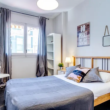 Spacious 4 Bedroom Fira Bcn & Camp Nou Apartment