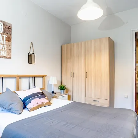 Spacious 4 Bedroom Fira Bcn & Camp Nou Apartment