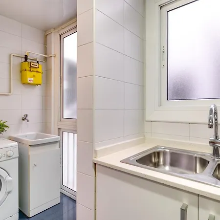Spacious 4 Bedroom Fira Bcn & Camp Nou Apartment