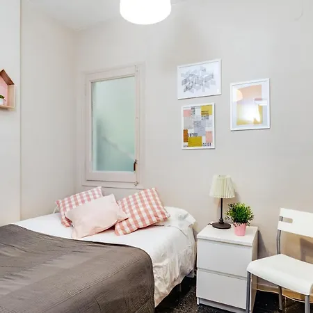 Spacious 4 Bedroom Fira Bcn & Camp Nou Apartment *