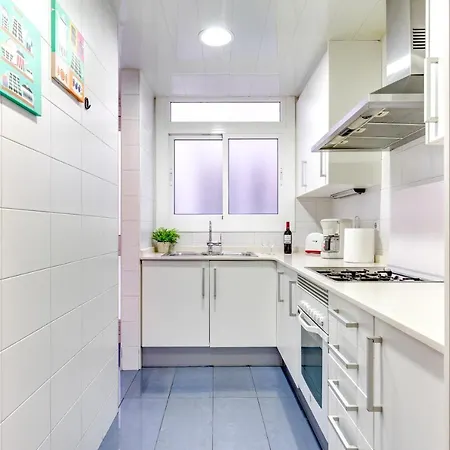 Apartment Spacious 4 Bedroom Fira Bcn & Camp Nou *