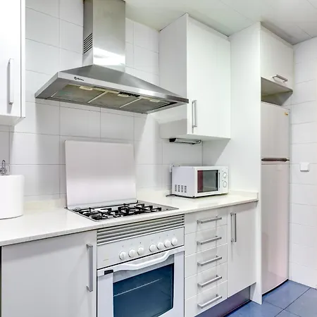 Spacious 4 Bedroom Fira Bcn & Camp Nou Apartment *